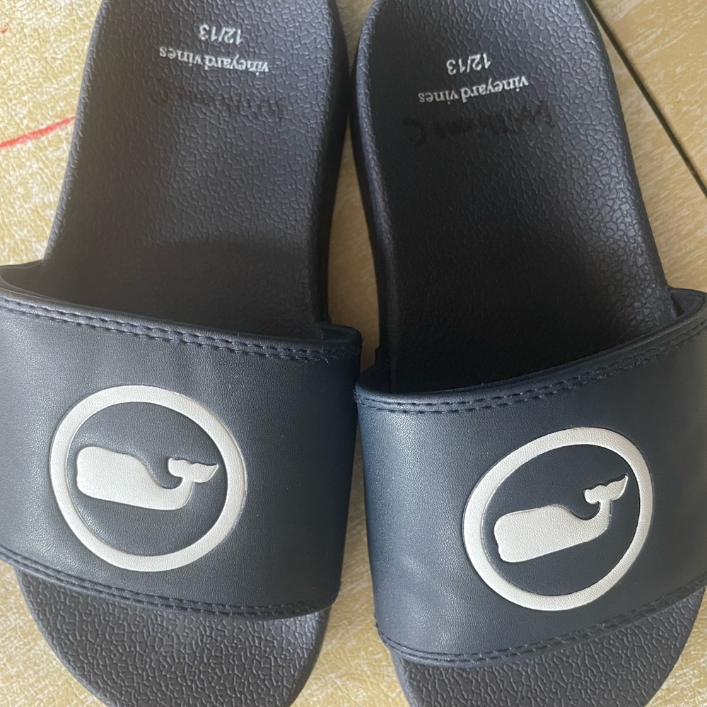 Vineyard vines kids 12/13  Slide Sandals with Whale Logo classic beach